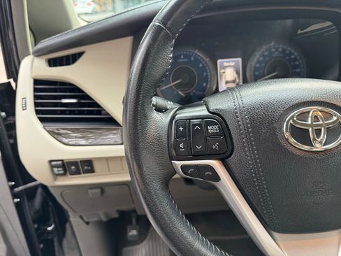 Used 2019 Toyota Sienna XLE image 11