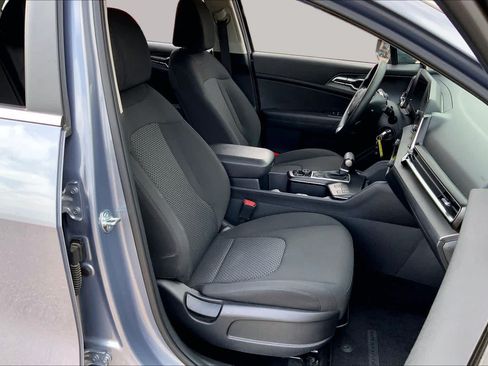 Used 2025 Kia Sportage LX FWD image 9