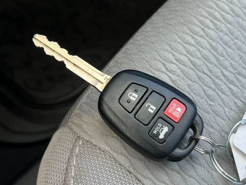 Used 2018 Toyota Corolla LE FWD image 27