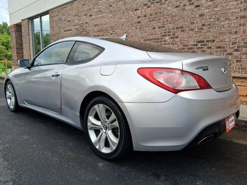 Used 2010 Hyundai Genesis 2.0T RWD image 3
