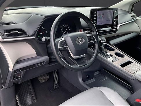 Used 2024 Toyota Sienna XLE image 9