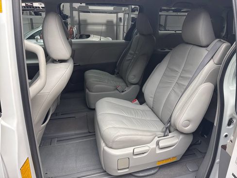 Used 2011 Toyota Sienna XLE AWD/4WD image 24