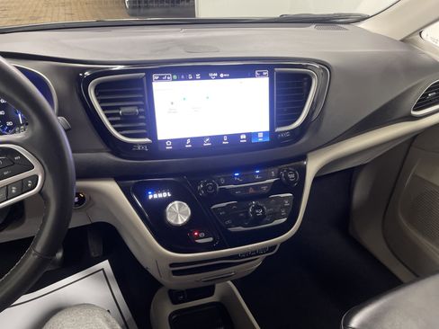 Used 2023 Chrysler Pacifica Touring-L image 28