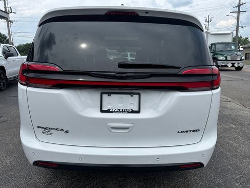 Used 2025 Chrysler Pacifica Limited FWD image 6