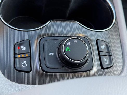 Used 2022 GMC Acadia SLT w/ Preferred Package image 22