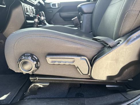 Used 2023 Jeep Gladiator Sport AWD/4WD image 16