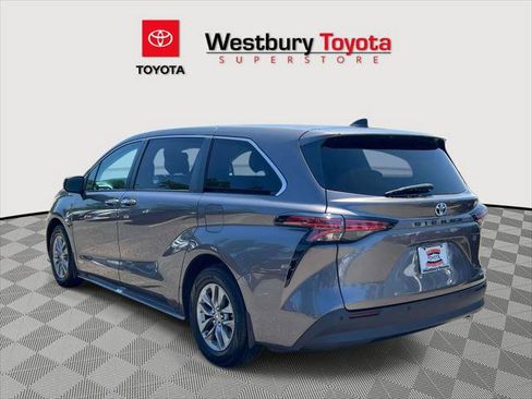 Certified 2021 Toyota Sienna XLE FWD image 10