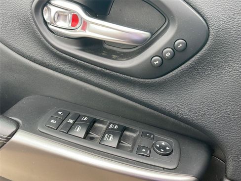 Used 2019 Jeep Cherokee Limited AWD/4WD image 15