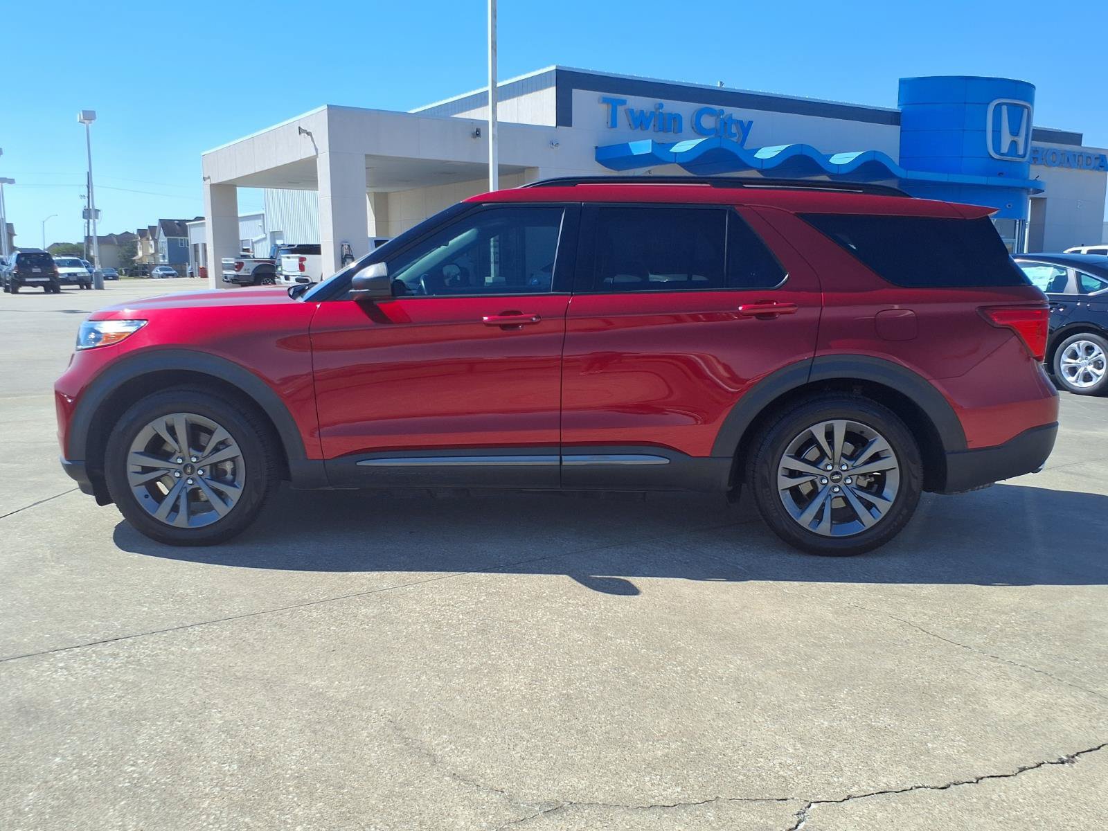 Used 2021 Ford Explorer XLT w/ Equipment Group 202A RWD image 8