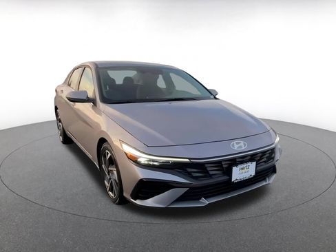 Used 2025 Hyundai Elantra SEL image 3