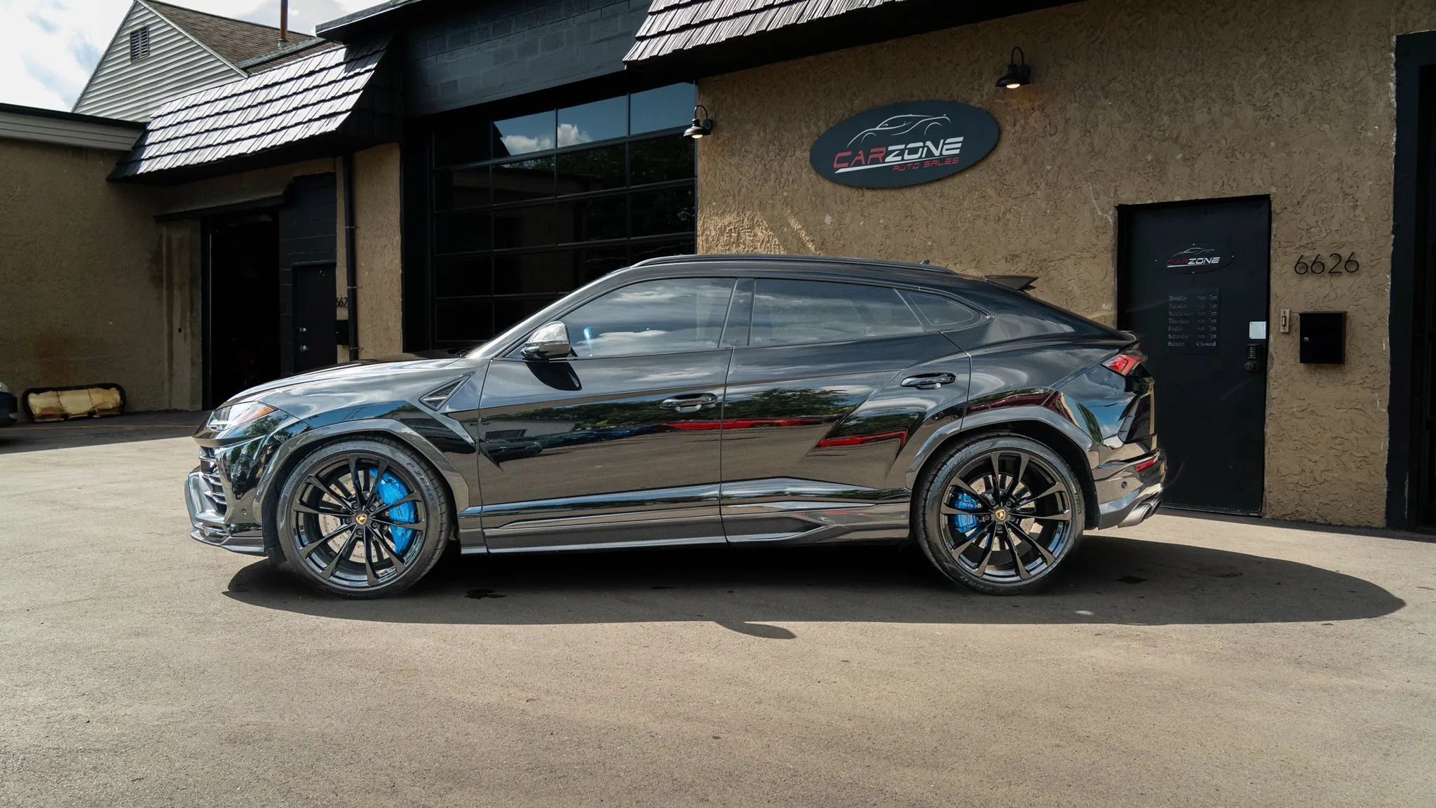Used 2021 Lamborghini Urus AWD/4WD image 2