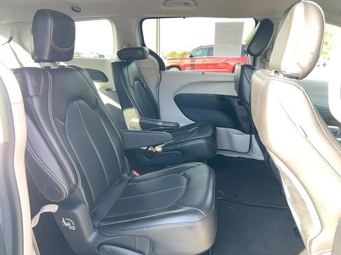 Used 2024 Chrysler Pacifica Touring-L image 25