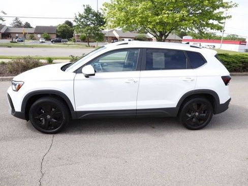 Used 2025 Volkswagen Taos SE w/ Black Wheel Package FWD image 7
