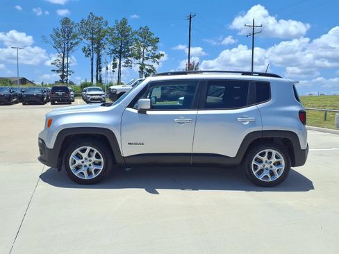 Used 2018 Jeep Renegade Latitude FWD image 9