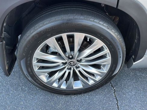 Used 2024 Toyota Highlander Platinum image 37