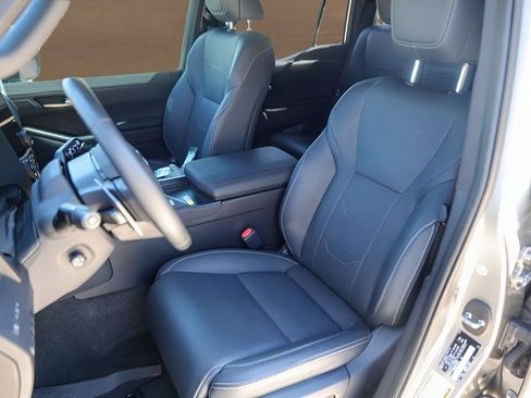 Used 2025 Lexus GX 550 w/ Accessory Package (2T) AWD/4WD image 7