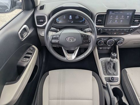 Used 2025 Hyundai Venue SEL FWD image 16