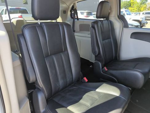 Used 2016 Chrysler Town & Country Touring w/ Driver Convenience Group FWD image 16