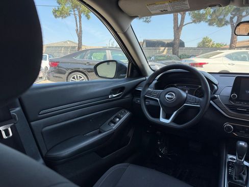 Used 2025 Nissan Altima 2.5 SV FWD image 31