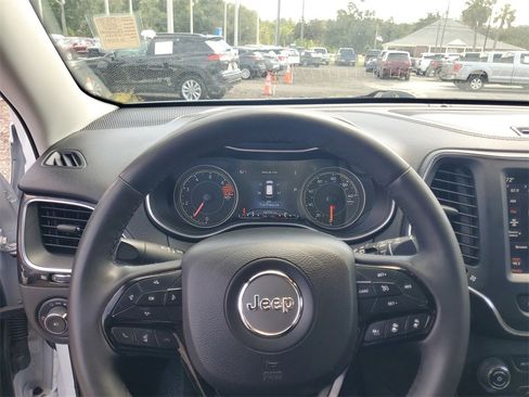 Used 2023 Jeep Cherokee Altitude Lux image 18