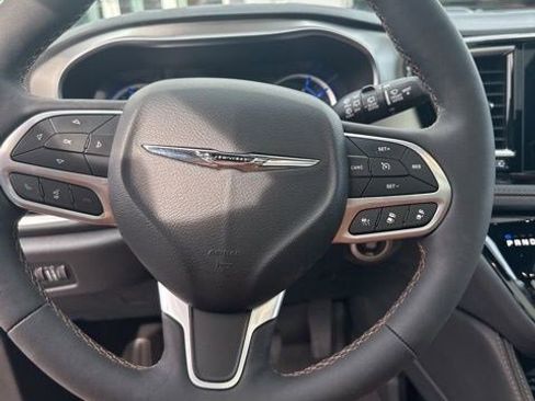 Used 2025 Chrysler Pacifica Pinnacle image 15