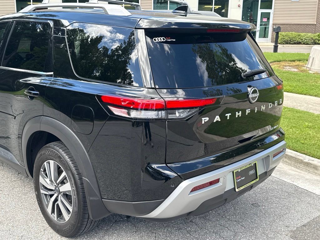Used 2023 Nissan Pathfinder SL AWD/4WD image 12