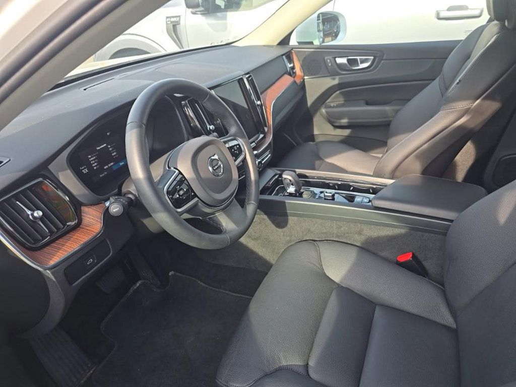 Used 2023 Volvo XC60 B5 Plus AWD/4WD image 3