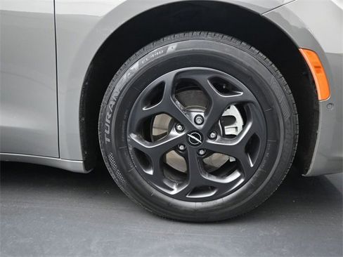 Used 2021 Chrysler Pacifica Touring-L w/ S Appearance Package image 47