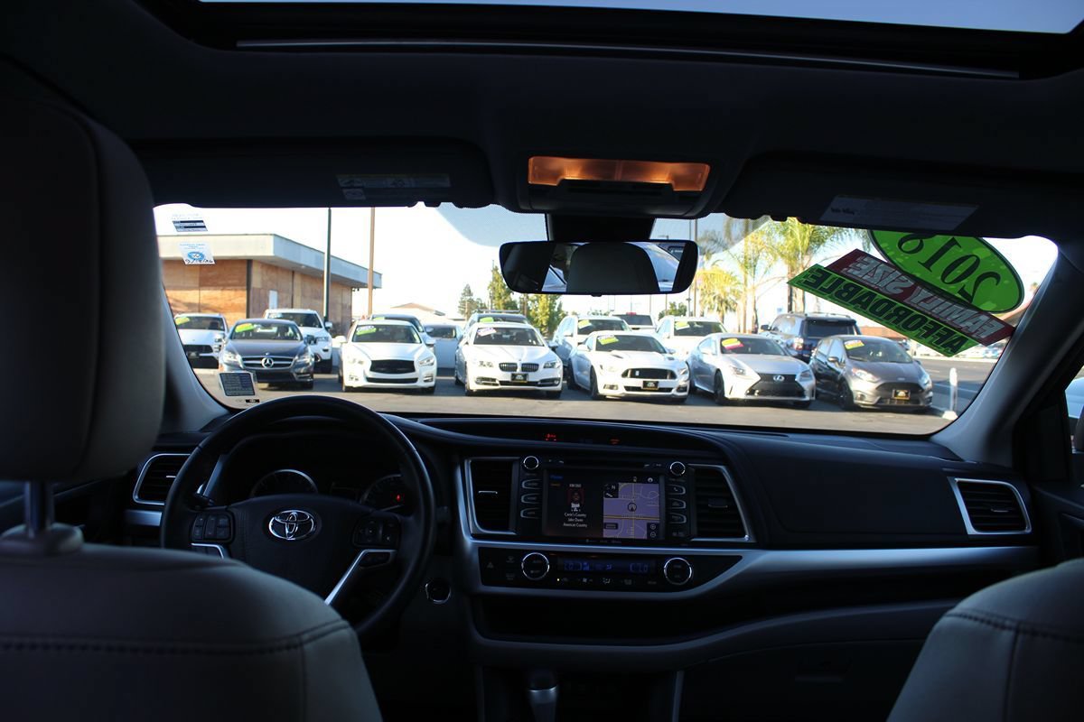 Used 2018 Toyota Highlander XLE w/ Carpet Mat Package (TMS) FWD image 28