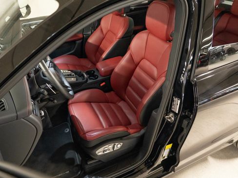 Certified 2026 Porsche Macan AWD/4WD image 5