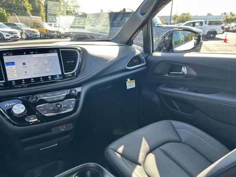 New 2026 Chrysler Pacifica Select image 34