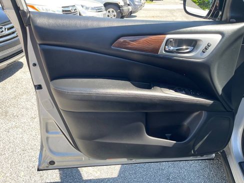 Used 2017 Nissan Pathfinder Platinum FWD image 12