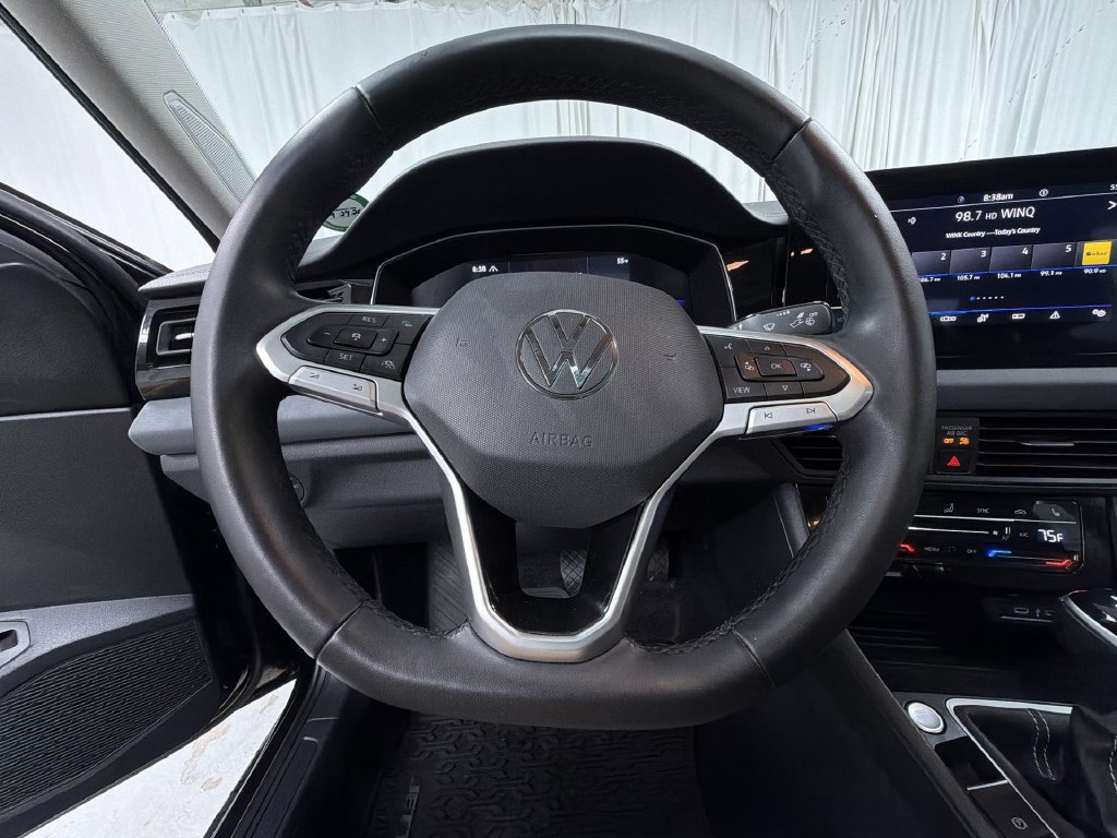 Used 2025 Volkswagen Jetta SE FWD image 27