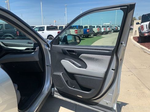 Used 2023 Toyota Highlander LE image 32