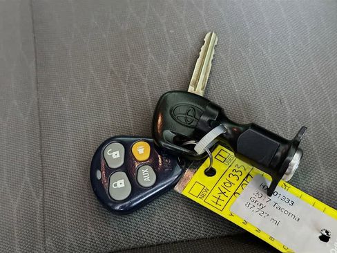 Used 2017 Toyota Tacoma SR image 20