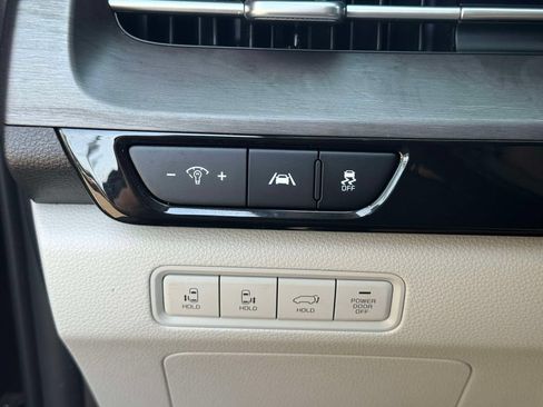Used 2024 Kia Carnival EX FWD image 19