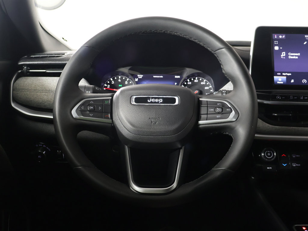 Used 2026 Jeep Compass Latitude AWD/4WD image 32