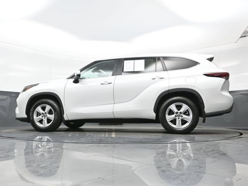 Used 2024 Toyota Highlander LE AWD/4WD image 29