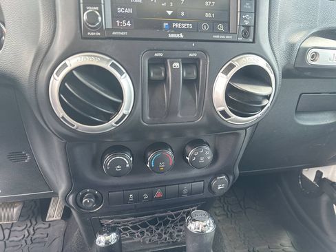 Used 2016 Jeep Wrangler Sahara w/ Connectivity Group AWD/4WD image 19
