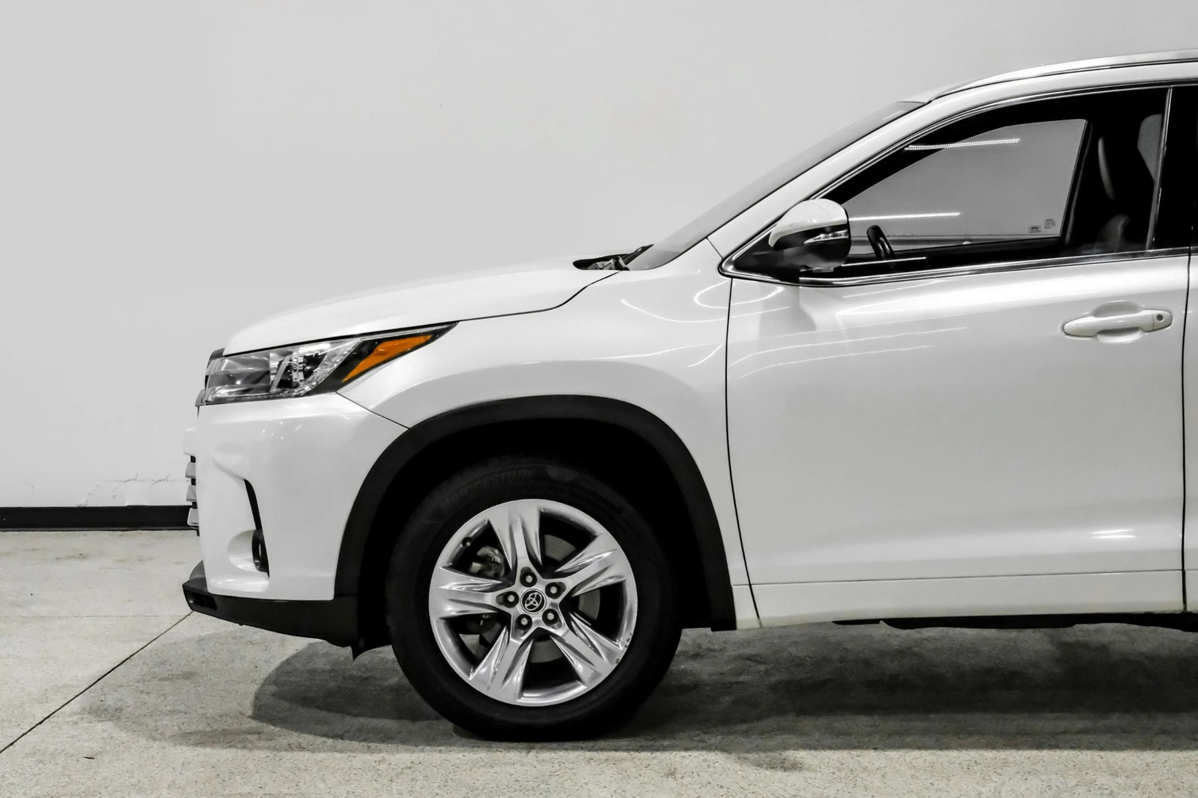 Used 2018 Toyota Highlander Limited FWD image 10