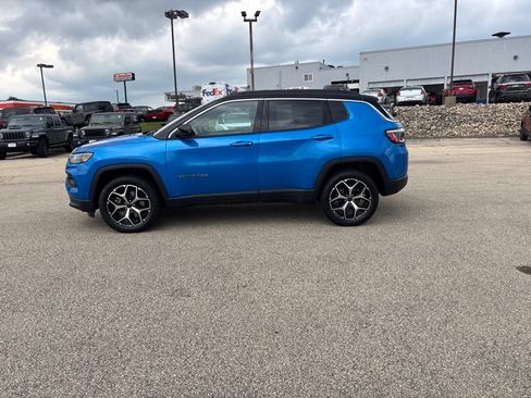 Used 2025 Jeep Compass Limited AWD/4WD image 2