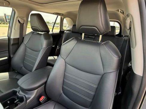 Used 2025 Toyota RAV4 XLE Premium FWD image 16