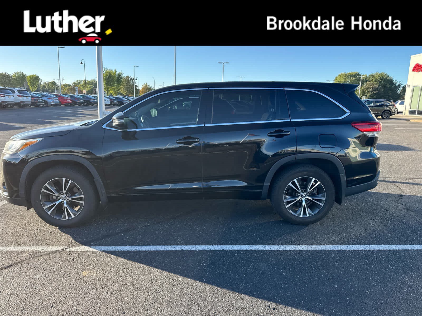 Used 2018 Toyota Highlander LE FWD image 1