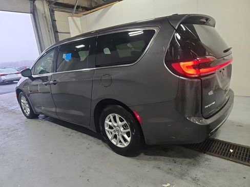 Used 2023 Chrysler Pacifica Touring-L image 3