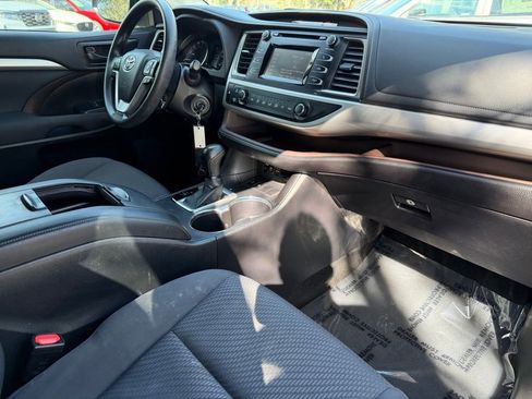Used 2019 Toyota Highlander LE image 12