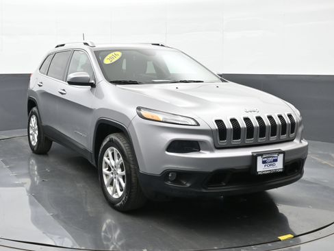Used 2016 Jeep Cherokee Latitude AWD/4WD image 6