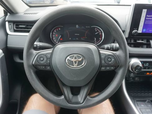 Used 2025 Toyota RAV4 XLE AWD/4WD image 3