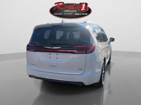 Used 2022 Chrysler Pacifica Touring-L image 7