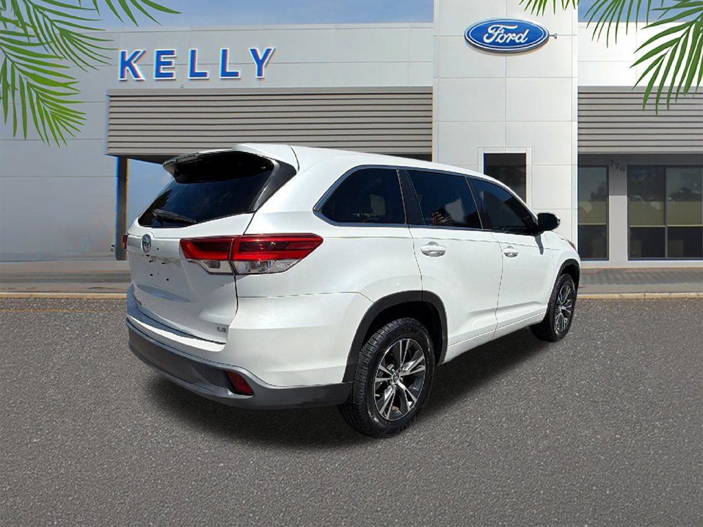 Used 2018 Toyota Highlander Plus FWD image 5
