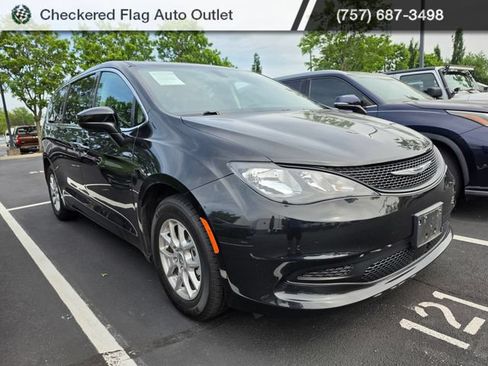 Used 2022 Chrysler Voyager LX FWD image 3
